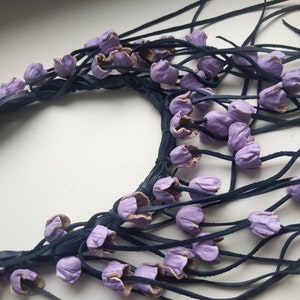 Collier avec roses lilas en cuir véritable, long collier en cuir, long collier à franges, collier décoratif, collier plastron en cuir, collier audacieux image 2