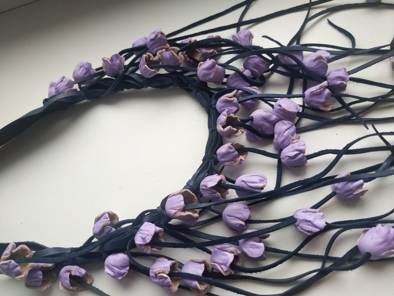 Collier avec roses lilas en cuir véritable, long collier en cuir, long collier à franges, collier décoratif, collier plastron en cuir, collier audacieux image 2