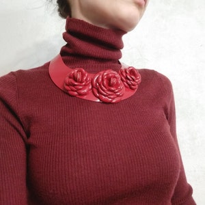 Collier rose laqué, bijoux pour femme avec fleurs bordeaux, collier rouge, bouquet de roses, cadeau pour elle image 1