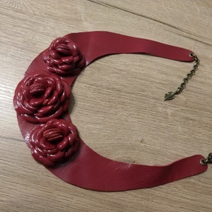 Collier rose laqué, bijoux pour femme avec fleurs bordeaux, collier rouge, bouquet de roses, cadeau pour elle image 4