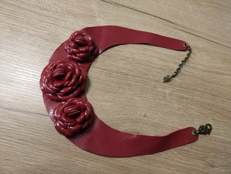 Collier rose laqué, bijoux pour femme avec fleurs bordeaux, collier rouge, bouquet de roses, cadeau pour elle image 4