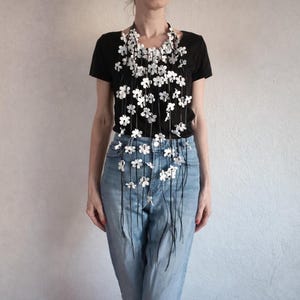 Collar de flores de cuero blanco, collar largo con flecos, joyería llamativa