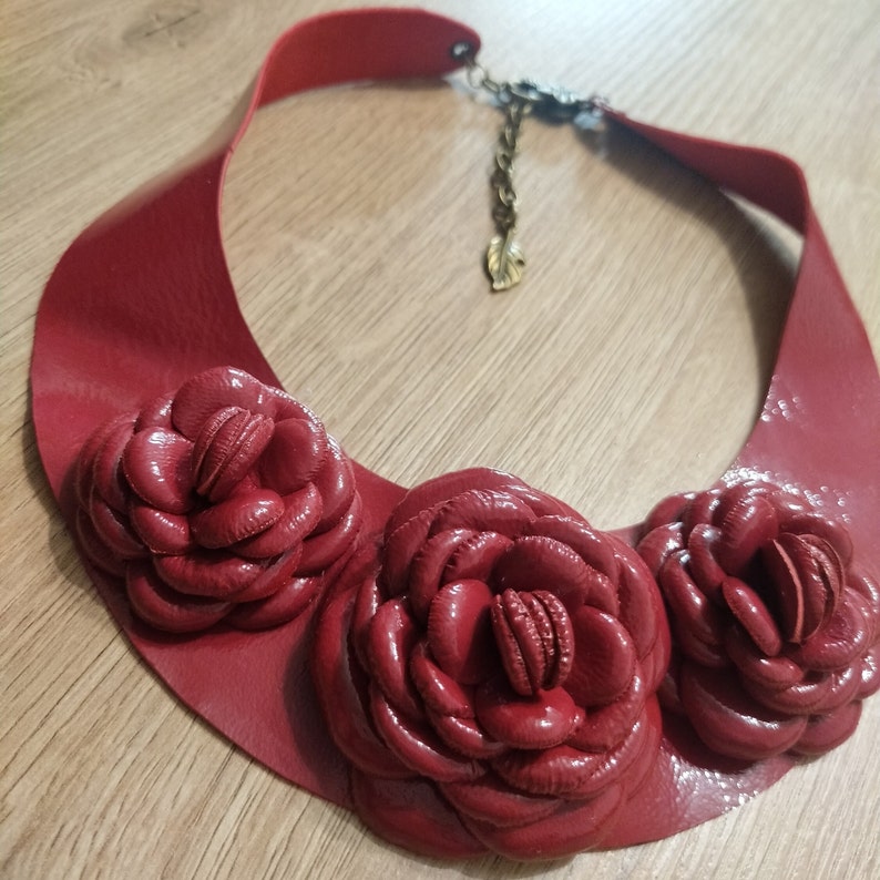 Collier rose laqué, bijoux pour femme avec fleurs bordeaux, collier rouge, bouquet de roses, cadeau pour elle image 2