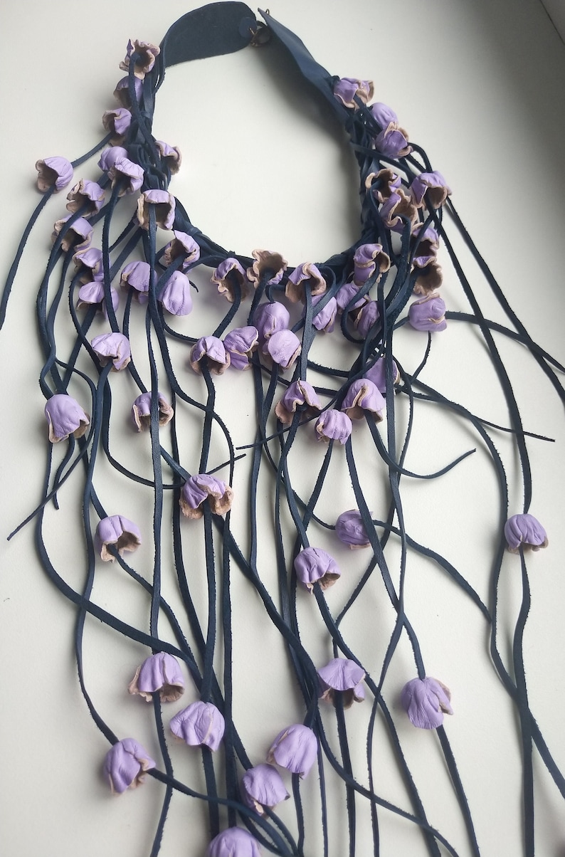 Collier avec roses lilas en cuir véritable, long collier en cuir, long collier à franges, collier décoratif, collier plastron en cuir, collier audacieux image 3