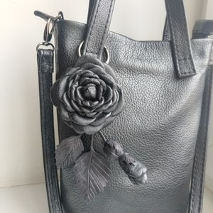 Black leather rosehip flower, Keychain with roses,Black Leather Purse Charm ,Black Rose Leather Flower Keychain Bag Charm, gift for her zdjęcie 5