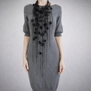 Collana con fiori in pelle, collana con frange lunghe, collana importante, collana con pettorina in pelle, collana grande, collana audace, collana per donna, regalo