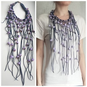 Collier avec roses lilas en cuir véritable, long collier en cuir, long collier à franges, collier décoratif, collier plastron en cuir, collier audacieux image 1