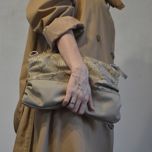 Embrague de bola de masa de cuero genuino beige con estampado de serpiente, embrague bandolera, bolso con estampado animal, bolso de bola de masa con correa, regalo para ella, bolso de hombro