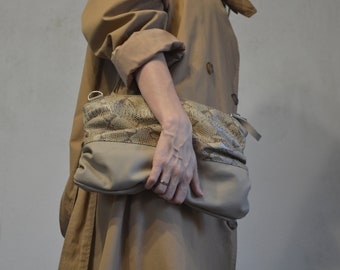 Beige Echtleder Knödel-Kupplung mit Schlangenprint, Crossbody-Kupplung, Animal Print Bag, Knödeltasche mit Riemen, Geschenk für Sie, Umhängetasche