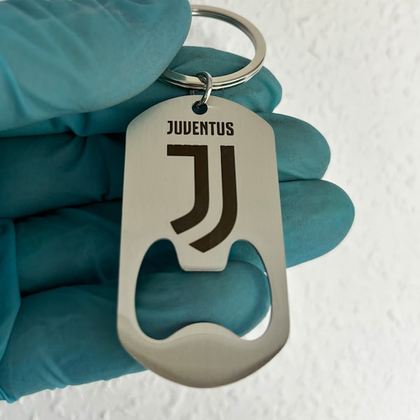 Porte clés décapsuleur en inox avec gravure laser recto verso Juventus Football Club. Personnalisation sur mesure possible.