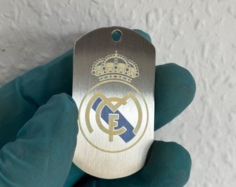 Llavero rectangular de acero inoxidable con grabado láser a doble cara en color Real Madrid realmadrid. Personalización personalizada posible.