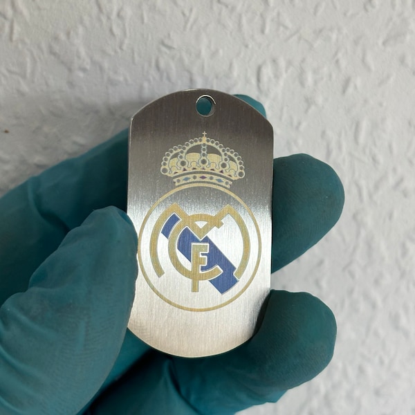 Rechteckiger Schlüsselanhänger aus Edelstahl mit beidseitiger Lasergravur in der Farbe Real Madrid Realmadrid. Individuelle Anpassung möglich.
