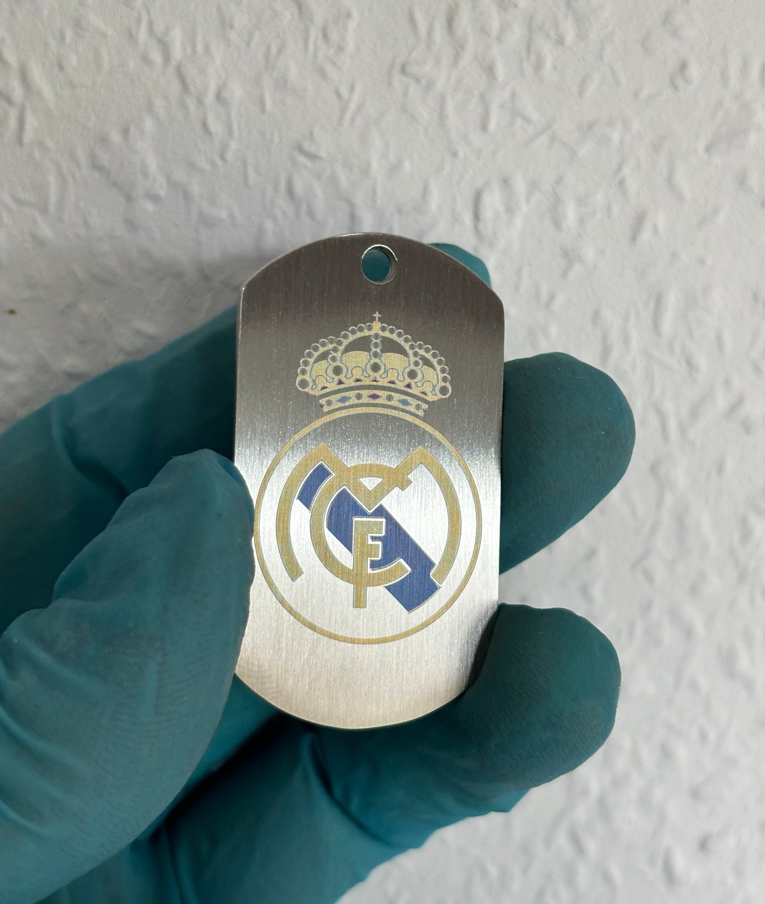 Stainless steel rectangular key ring with laser engraving on both sides in Real Madrid realmadrid color. Customization possible.