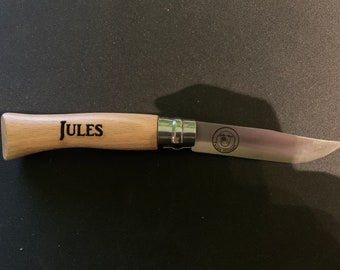 Faca Opinel N8 com gravação personalizada, lâmina em aço inoxidável e cabo em madeira de faia.