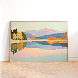 Può includere: Un dipinto di paesaggio incorniciato che raffigura un lago che riflette una catena montuosa e alberi in tonalità di blu, verde, rosa e giallo.