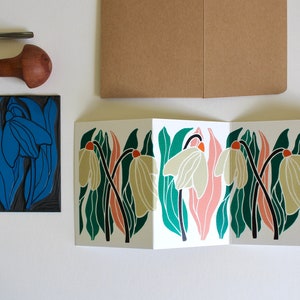 Carte perce-neige linogravure - carte concertina simple avec enveloppe / carte perce-neige imprimé lino / carte de voeux pliée colorée / anniversaire de janvier