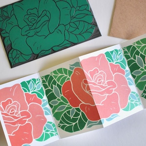 Carte fleur rose linogravure - carte concertina simple et enveloppe / Carte fleur rose imprimé lino / Fleur de naissance de juin, carte florale d'anniversaire d'été