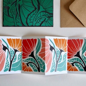 Carte pliée en accordéon de voeux floral abstrait linogravure - carte simple et enveloppe / carte paysage paysage fleurs colorées heureux linogravure