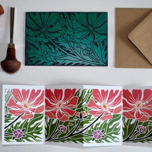 Carte Cosmos linogravure - Carte concertina simple avec enveloppe / Carte de fleurs d'octobre à impression lino / Carte de voeux pliée rose et verte colorée