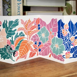 Carte de haie en linogravure colorée - carte en accordéon simple / carte de fleurs et de baies de haie d'oeuvre d'art linogravure / paysage plié - carte Mini A7