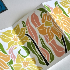 Carte fleur lino jonquilles - carte concertina simple / carte de voeux jonquille art linogravure / fête des mères, Pâques, anniversaires de mars - Mini A7
