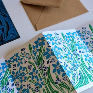 Carte de fleurs myosotis linogravure - Carte accordéon simple avec enveloppe / Carte de voeux pliée en zigzag / Myosotis, herbe aux scorpions, printemps