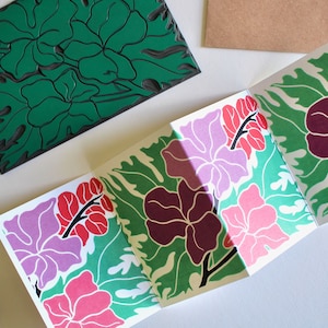 Carte fleur linogravure pied d'alouette - Carte concertina simple / Carte delphinium art linogravure / Carte de voeux pliée fleur de naissance de juillet | Mini-carte A7