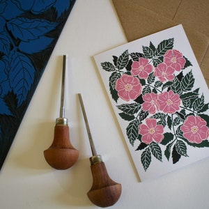 Carte de voeux linogravure églantier - carte simple avec enveloppe / carte de voeux florale impression lino / carte impression art rose sauvage / linogravure bruyère rose