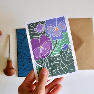 Carte de voeux linogravure de pensées / Carte d'art floral pensée linogravure / Carte de voeux vierge / Motif floral coloré | Une seule carte et une enveloppe
