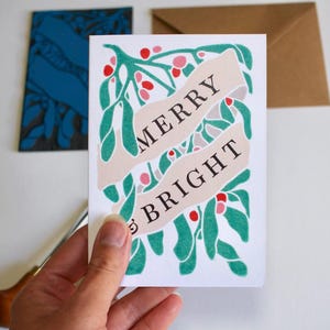 Carte festive et lumineuse au gui - Une seule carte avec enveloppe / Carte de Noël en coton de luxe / Art moderne de baies de gui gravées