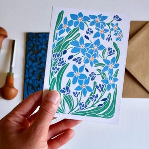 Carte de fleurs myosotis linogravure - Carte de voeux de luxe simple avec enveloppe / Carte florale vierge / Myosotis, herbe à scorpion, fleur de printemps