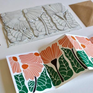 Carte de voeux florale moderne en linogravure / Une belle carte de fleurs paysage pliée - parfaite pour célébrer un mariage, un anniversaire ou un anniversaire