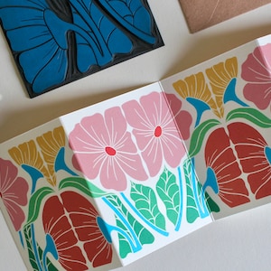 Linogravure lumineuse et belle carte de voeux florale pliée en accordéon - carte simple et enveloppe / carte paysage fleuri joyeux été imprimé lino