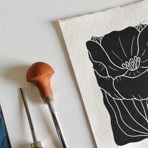 Impression linogravure tulipe en fleurs | Impression d'art A5 imprimée à la main sur du papier de chiffon de coton, impression lino d'une seule tulipe, impression grande tulipe, impression originale