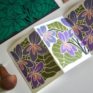 Carte fleur linogravure violettes - carte concertina simple avec enveloppe / violettes oeuvre d'art lino, carte alto / fleur de naissance février - carte Mini A7