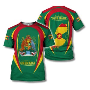 Może przedstawiać: Zielona koszulka z herbem Grenady z przodu i mapą Grenady z gwiazdą z tyłu. Koszulka ma czerwone i żółte akcenty, a z przodu nadrukowano napis "GRENADA".