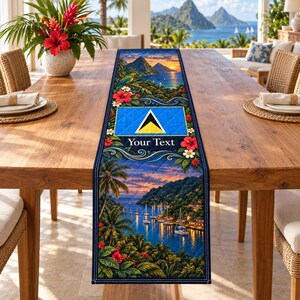 Op de afbeelding: Een rechthoekige tafelloper met een levendig tropisch landschap, de vlag van Saint Lucia en de tekst Your Text. Het ontwerp bevat palmbomen, rode hibiscusbloemen, een kustbaai met zeilboten en bergen bij zonsondergang.