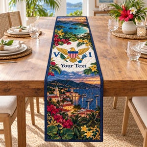 Puede incluir: Un camino de mesa acolchado con una escena costera tropical con atardecer, palmeras y un puerto. El centro muestra el sello de las Islas Vírgenes con un águila y el texto Your Text, rodeado de vibrantes flores de hibisco rojas y amarillas.