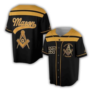 Könnte beinhalten: Schwarz-gelbes Baseball-Trikot mit dem Wort "Mason" in goldener Schrift auf dem Rücken. Die Vorderseite zeigt die Nummer "357" und ein Freimaurersymbol. Das Trikot hat eine Knopfleiste und goldene Streifen.