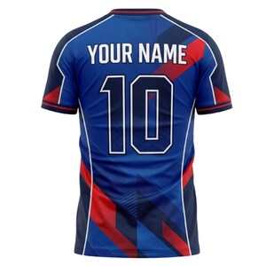 Op de afbeelding: Een blauw-rood voetbalshirt met het nummer 10 en de tekst "YOUR NAME" in het wit. Het shirt heeft een geometrisch ontwerp met rode accenten en witte afwerking. Het shirt is gemaakt van een ademend materiaal.
