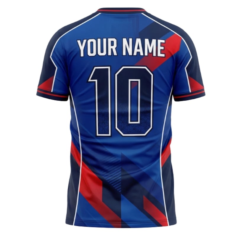 Op de afbeelding: Een blauw-rood voetbalshirt met het nummer 10 en de tekst "YOUR NAME" in het wit. Het shirt heeft een geometrisch ontwerp met rode accenten en witte afwerking. Het shirt is gemaakt van een ademend materiaal.