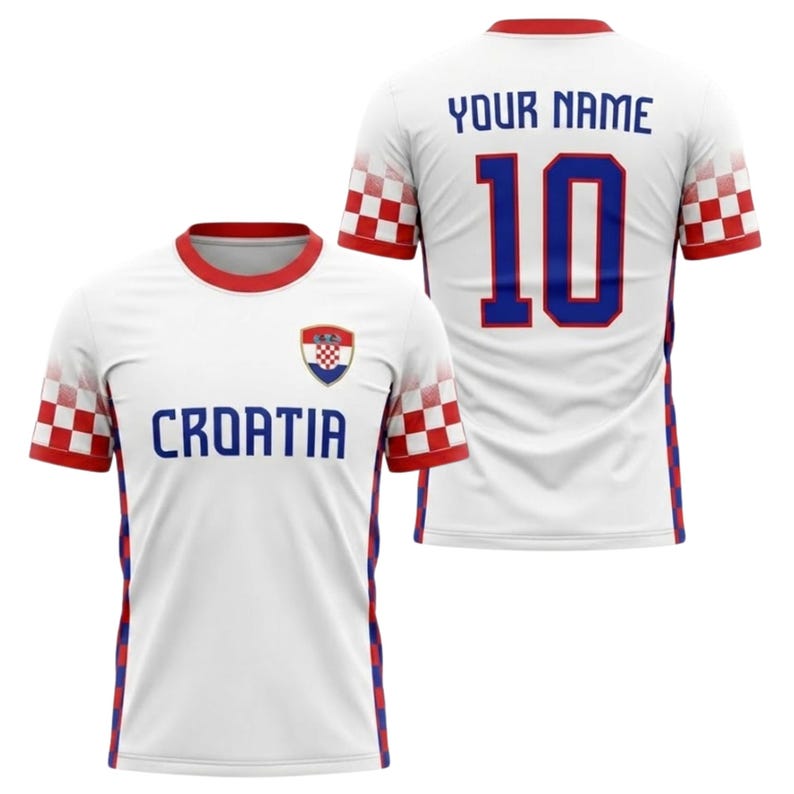 K&ouml;nnte beinhalten: Wei&szlig;es Kroatien-Fu&szlig;balltrikot mit rot-wei&szlig; karierten &Auml;rmeln und Besatz. Auf der Vorderseite steht in Blau das Wort "CROATIA" und das kroatische Wappen. Auf der R&uuml;ckseite steht die Nummer 10 in Blau und der Text "YOUR NAME" in Blau.