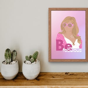 Könnte beinhalten: Ein gerahmter Druck mit einem rosa-lila Farbverlauf im Hintergrund. Das Kunstwerk zeigt eine stilisierte Illustration einer Person mit rosa Sonnenbrille und einem weißen Oberteil. Die Worte "Be fabulous" sind in Rosa gedruckt.