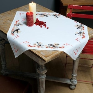 Kit de punto de cruz para mantel, patrón de herrerillos de cola larga y frutos rojos, diseño navideño para camino de mesa cuadrado, kit de bordado para decoración del hogar con pájaros