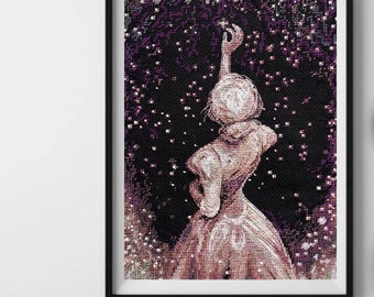 Può includere: Una donna con un vestito bianco alza la mano verso un cielo viola scuro pieno di stelle bianche. La donna è di spalle rispetto allo spettatore.