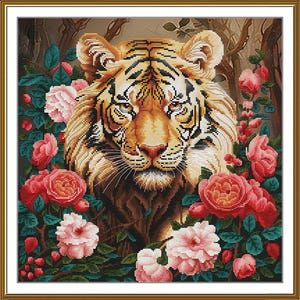 Pode incluir: Uma detalhada ponto de cruz do rosto de um tigre rodeado por rosas cor-de-rosa e vermelhas e folhagem verde. O tigre tem listras laranja e pretas, com um olhar focado. A obra de arte é emoldurada em uma moldura dourada.