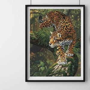 Puede incluir: Un jaguar con manchas marrones y negras está encaramado en una rama de árbol en un exuberante entorno de selva verde. El jaguar está mirando hacia la izquierda de la imagen.