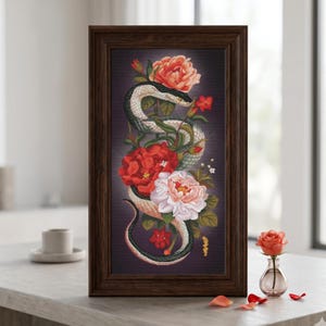Peut inclure: Une œuvre d'art murale encadrée rectangulaire représentant une illustration détaillée d'un serpent enroulé entrelacé de pivoines rouges, roses et blanches vibrantes sur un fond violet foncé, dans un cadre en bois brun texturé.