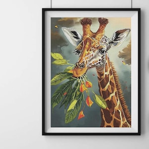 Op de afbeelding: Een close-up van een giraffenkop met een lange nek en bruine en gele vlekken. De giraffe eet bladeren van een groene plant met rode bloemen. De achtergrond is een blauwe lucht met witte wolken.