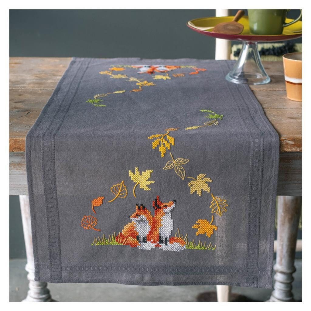 Tovaglia Ricamo Kit Punto Croce Prestampato Vervaco Volpi In Autunno - Per Tovaglia 80x80 Cm, Include Tessuto, Filati DMC E Istruzioni - Hobby Creativo Per Adulti Kit Punto Croce Vervaco